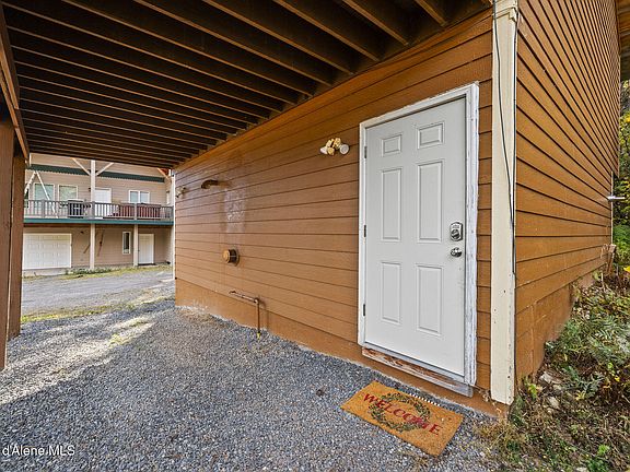 3rd image of 643 Telemark Rd