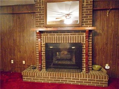 Gas log fireplace