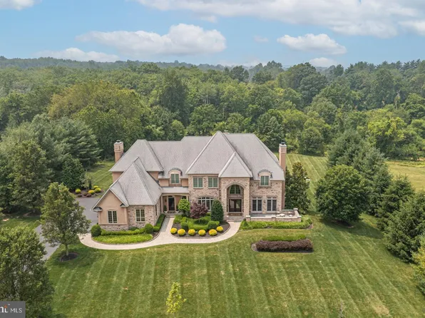 35 Belamour Dr, Washington Crossing, PA 18977