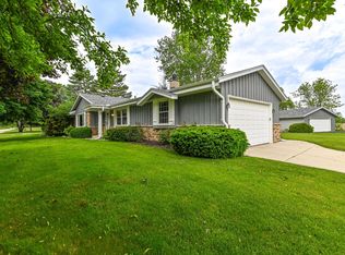7806 W Bur Oak Dr, Franklin, WI 53132
