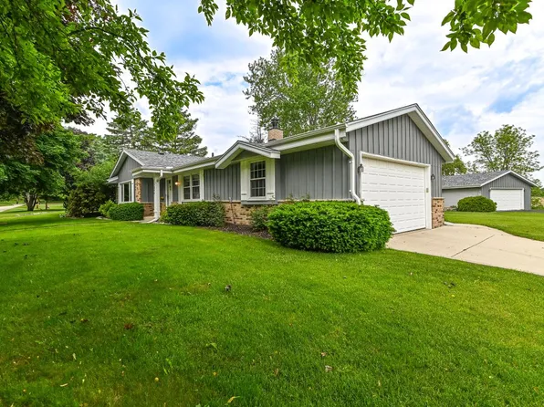 7806 West Bur Oak DRIVE, Franklin, WI 53132
