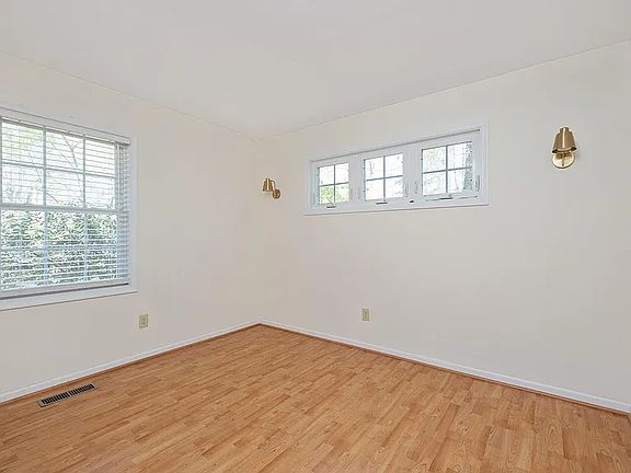 4th image of 1635 Poes Ln