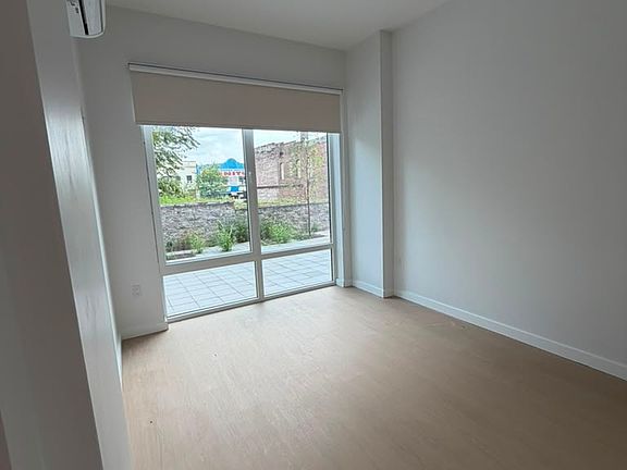 5th image of 76 Webster St Floor 1