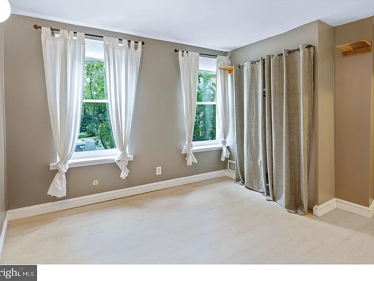 1010 New Market St — Photo 5