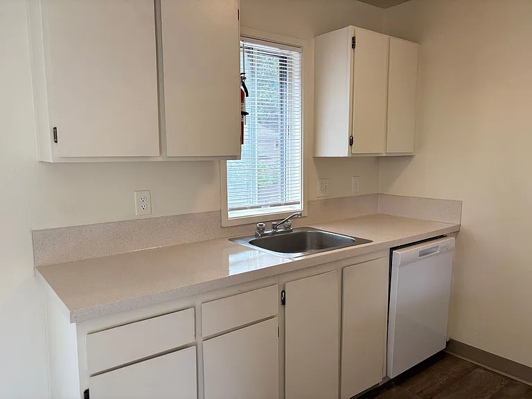 Sunnyside Village Apartments — Photo 64