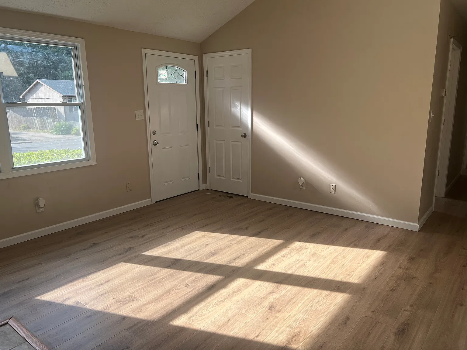 3 bed, 988 sqft, $1,400 — Photo 2