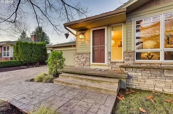 8115 SW Valley View Dr — Photo 2