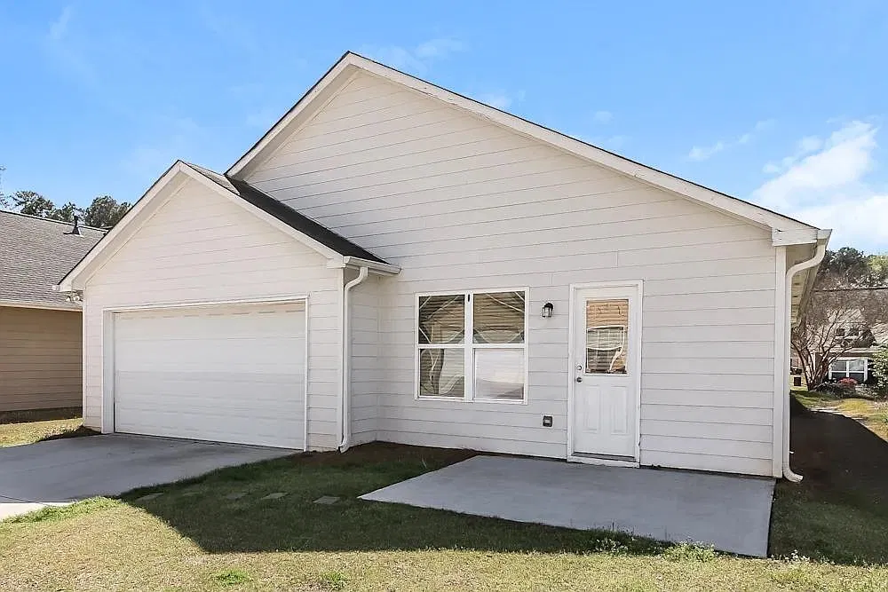 3 bed, 2.0 bath, 1660 sqft, $1,300 — Photo 1