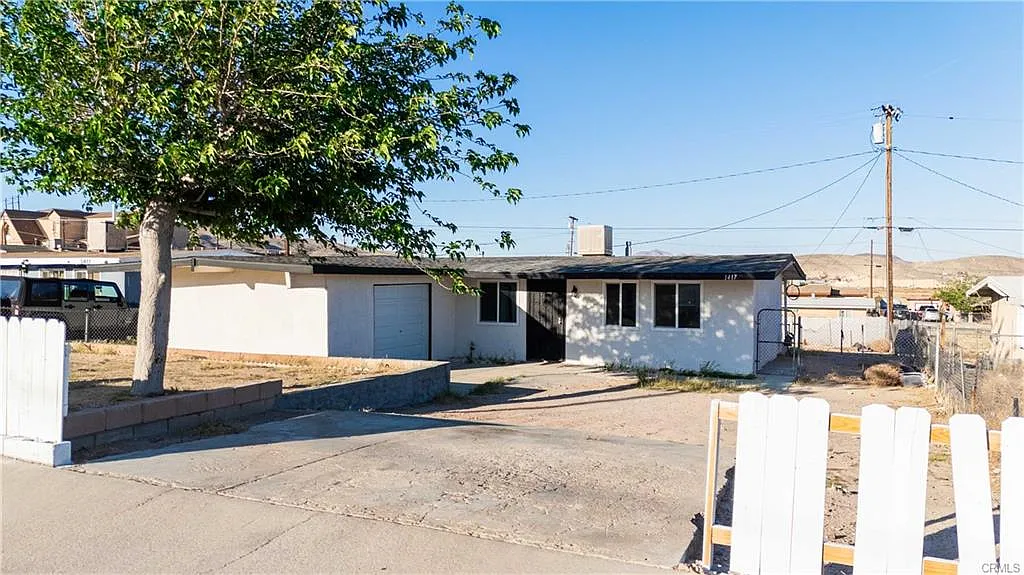 3 bed, 984 sqft, $1,550 — Photo 1