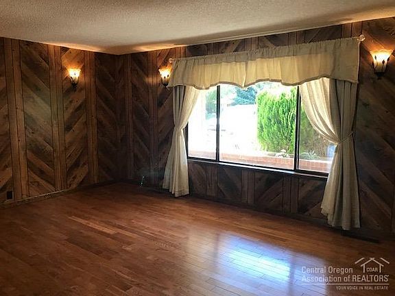 2nd image of 2721 NE Buckboard Ln