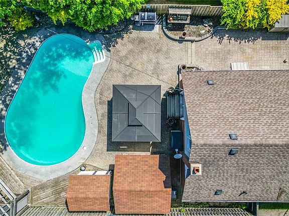 3rd image of 27 Delevan Cres