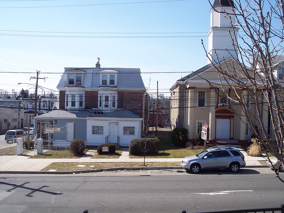 2nd image of 902 Highland Ave