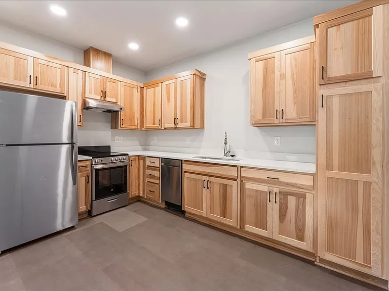 241 SE 80th Ave #103 — Photo 8