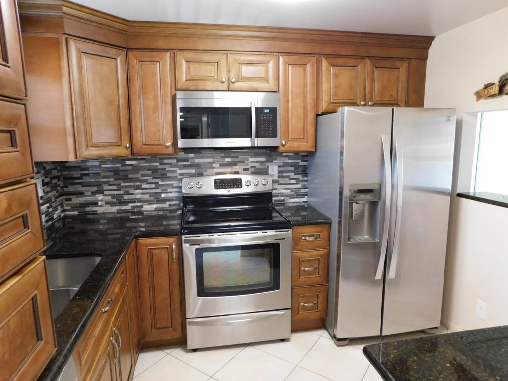 9580 Sunrise Lakes Boulevard #202, Sunrise, FL - View 3
