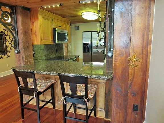 4th image of 1107 S Peters St APT 214