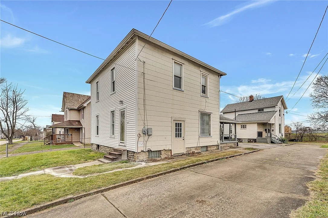 1215/1217 Woodland St NE photo 1
