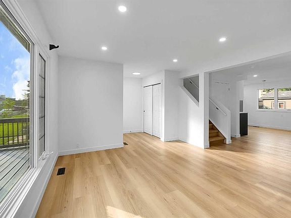 4th image of 16 W Abalone Cres NE