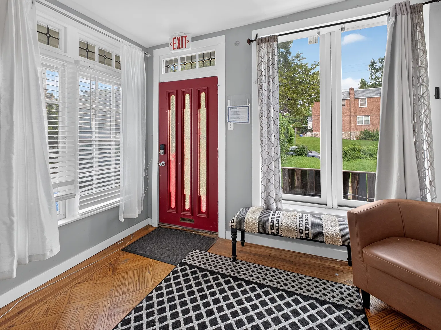3 bed, 1.5 bath, 2342 sqft, $2,200 — Photo 3