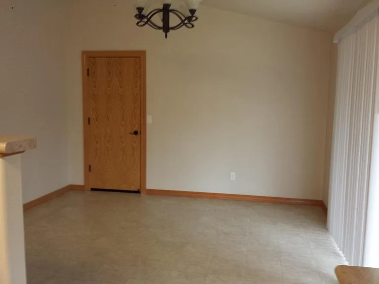 1011 SW Princeton Pl — Photo 5
