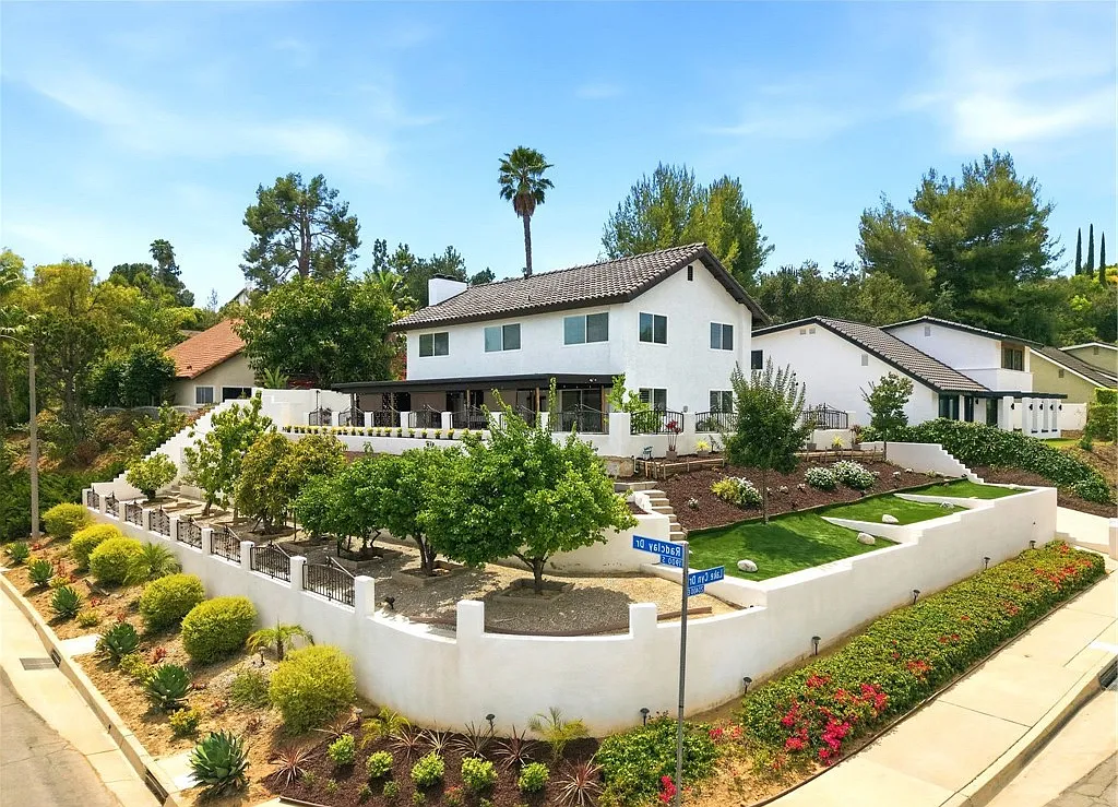 4 bed, 2.5 bath, 2265 sqft, $4,265 — Photo 3