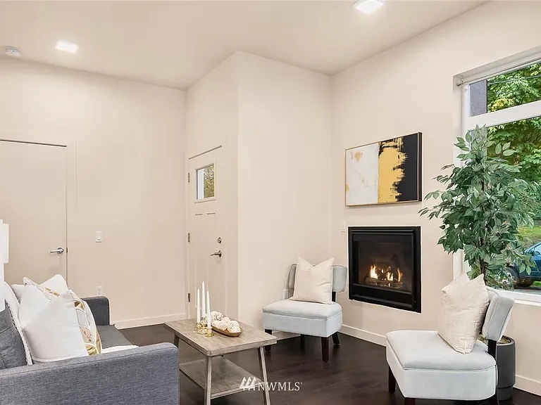 672 W Emerson St — Photo 1