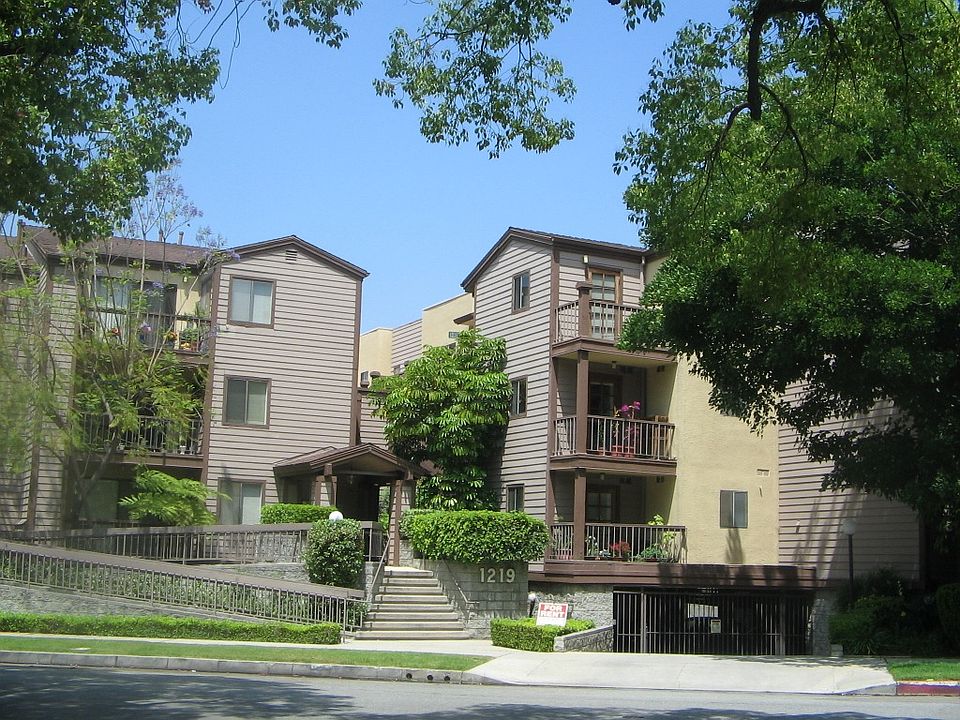 1st image of 1219 N Columbus Ave APT 204