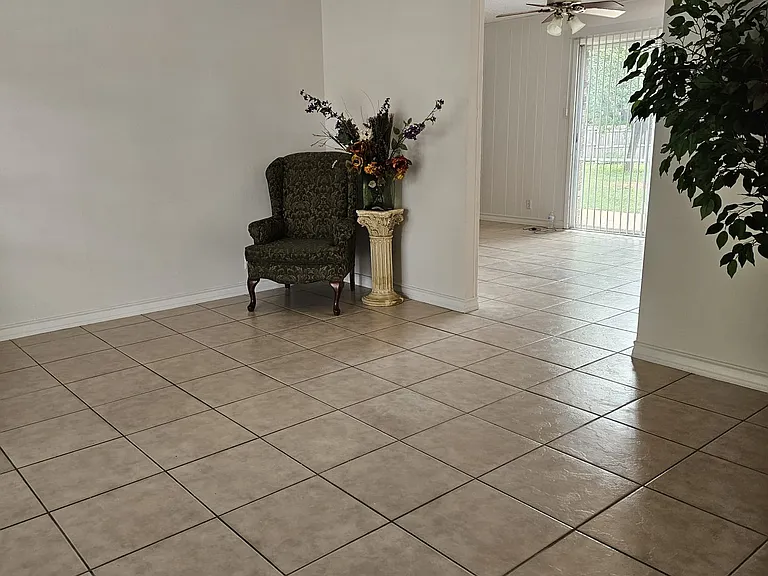 304 Richmond Ct — Photo 3