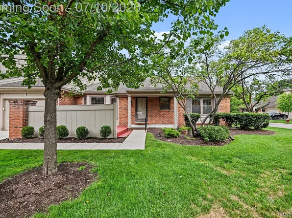 7140 Green Farm Rd, West Bloomfield, MI 48322