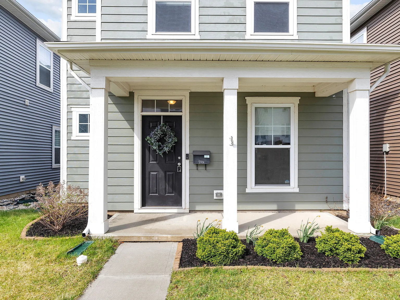 3 bed, 2.5 bath, 2102 sqft, $2,400 — Photo 2