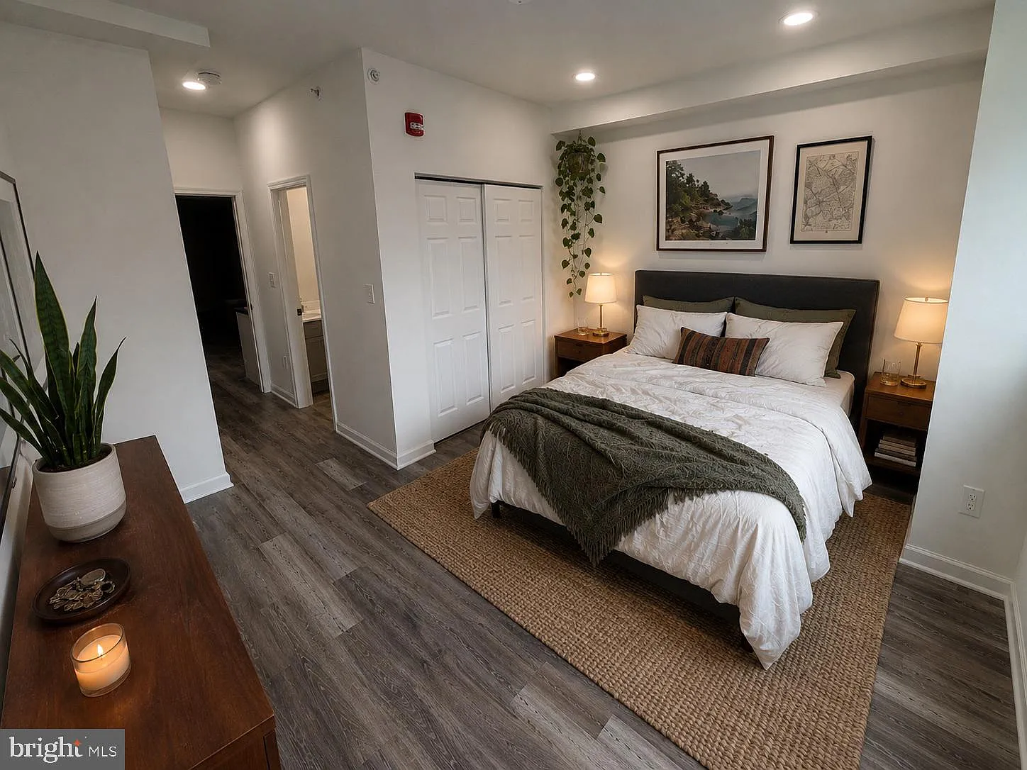 2 bed, 700 sqft, $1,300 — Photo 2