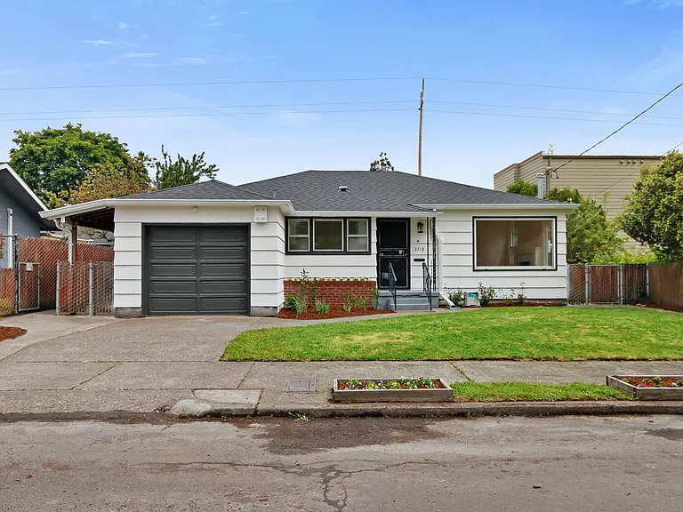 3715 NE Roselawn St — Photo 2