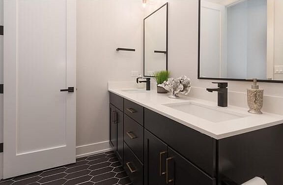 4th image of 2034 N Wood St #1E