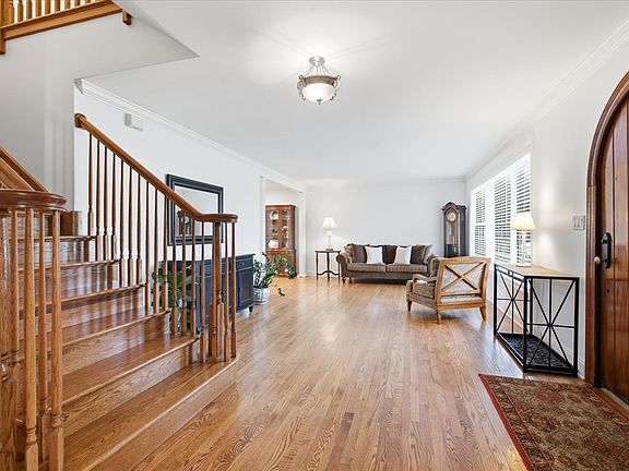 4th image of 2501 Robincrest Ln
