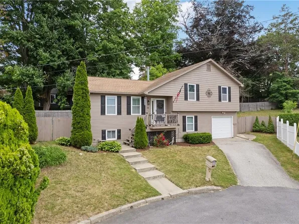 11 Damian Ct, North Providence, RI 02911