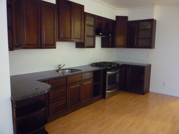 4th image of 483 Harkness Ave