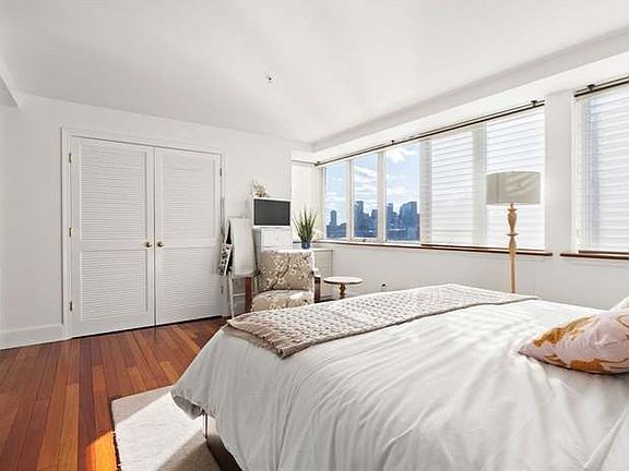 4th image of 197 8th St APT 807
