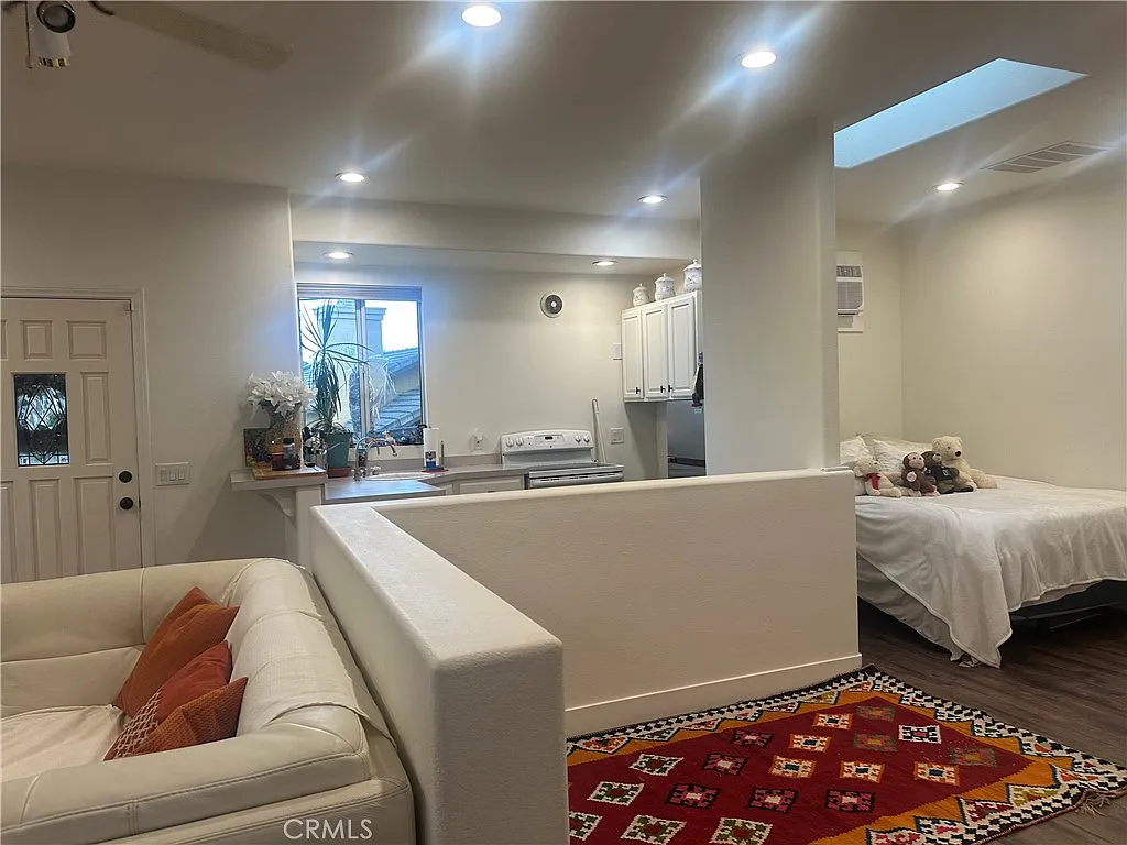 Studio, 593 sqft, $2,100 — Photo 4