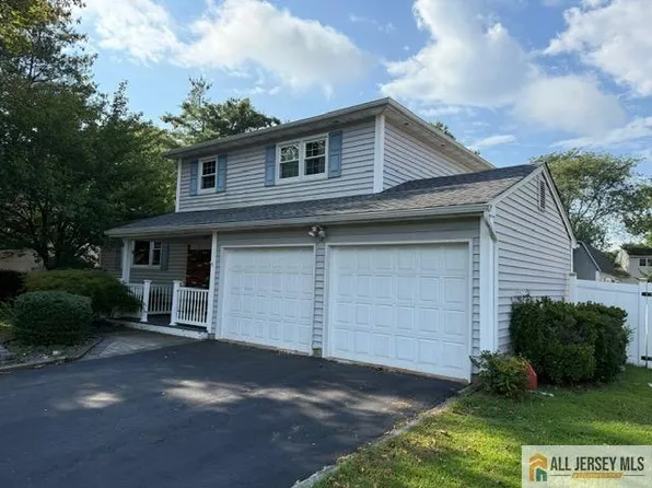 18 Christopher Ave, Kendall Park, NJ 08824