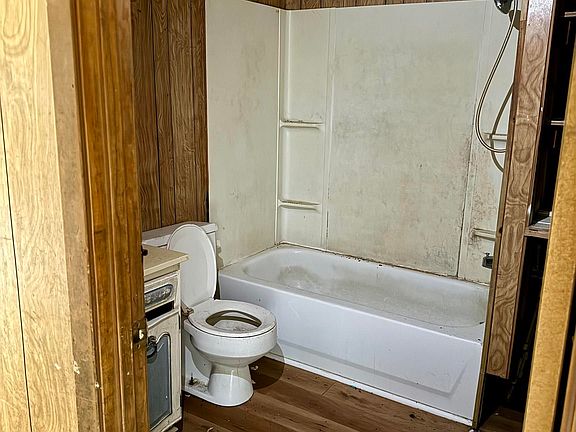 4th image of 119 Henderson St