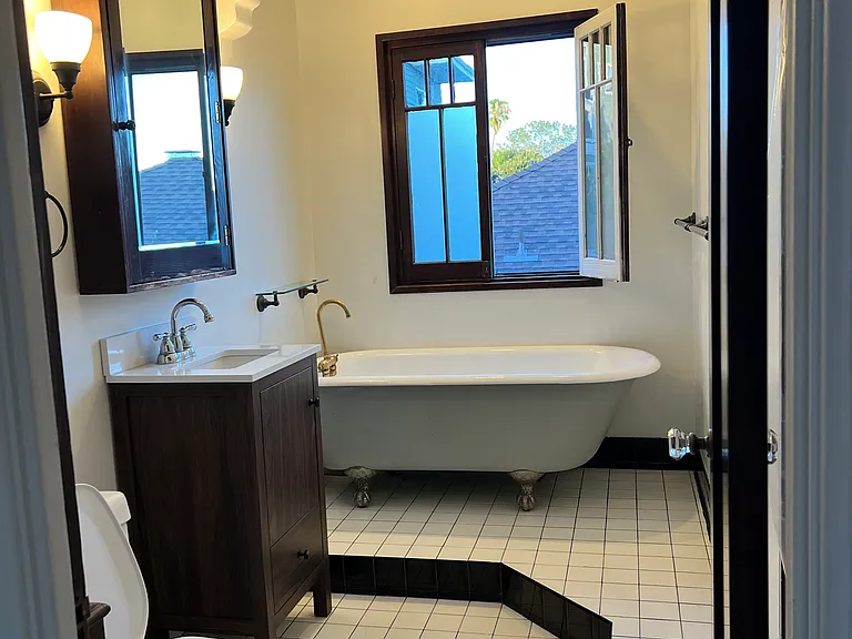 claw foot tub