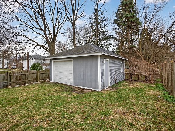 3rd image of 609 Webb St