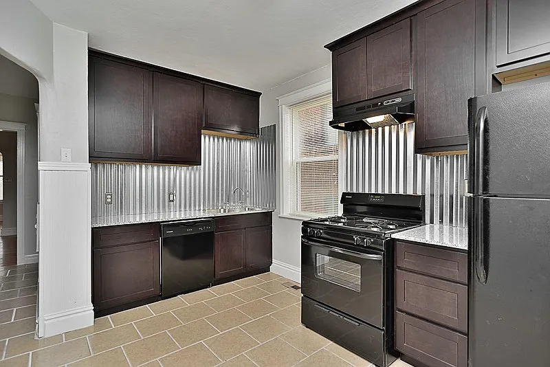 2 bed, 1.0 bath, 1200 sqft, $1,325 — Photo 2