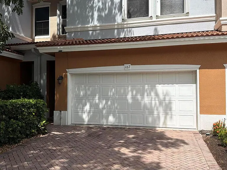 167 Gramercy Square Dr — Photo 1