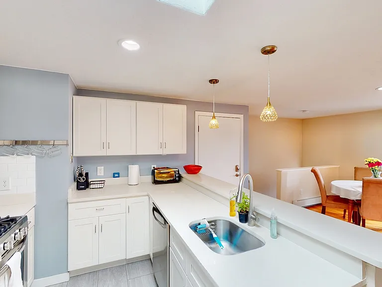 324 W 3rd St #2 — Photo 6