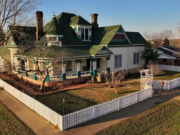 303 Market St W, Honey Grove, TX 75446