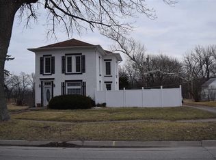 633 2nd St, Columbus Junction, IA 52738