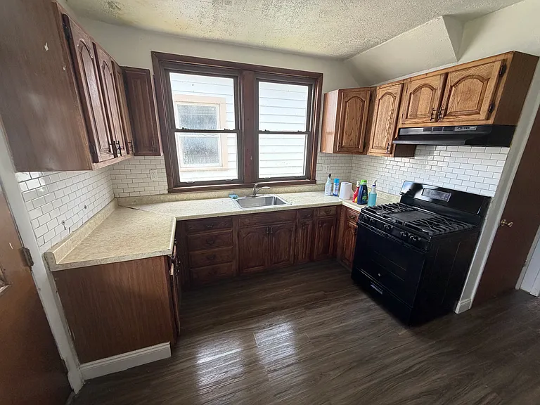 1228 Irwin St — Photo 10