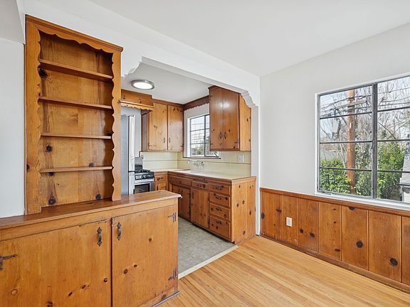 5th image of 11613 Moorpark St #5