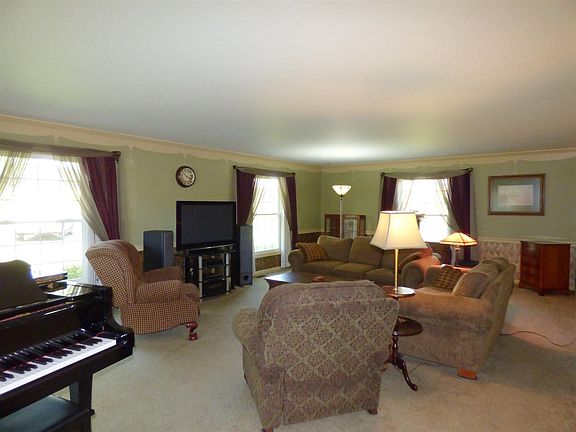 4th image of 1303 E Croydon Ct