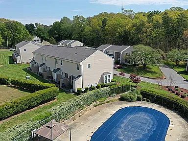 4th image of 983 Surry Ln